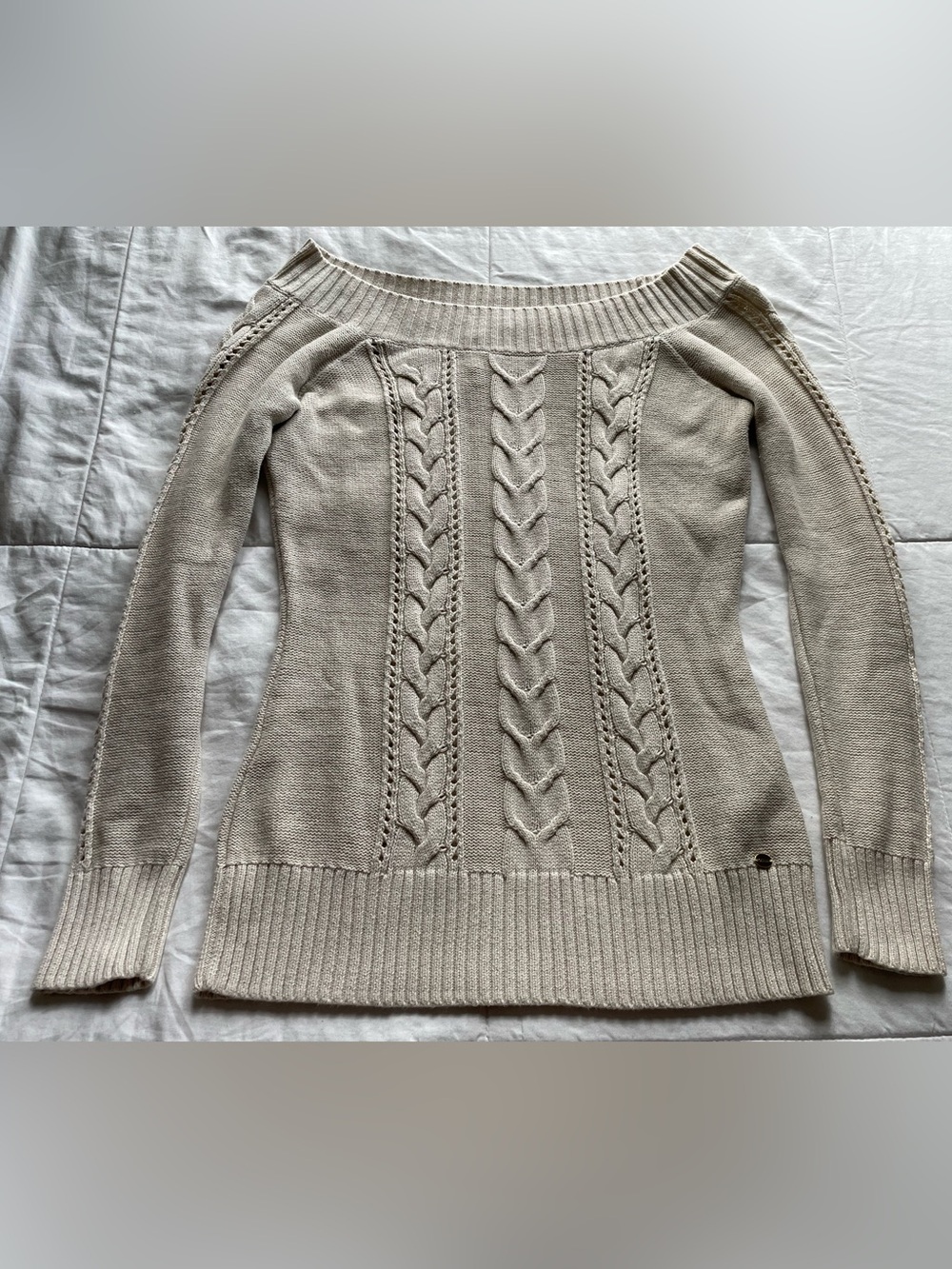 NWOT Guess Cream Off The Shoulder Cable Knit Sweater Medium Old Money Preppy Y2K